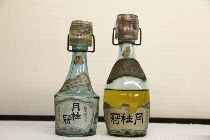 “Okura-style sake bottles with ochoko cups” (left: 288ml, right: 390ml)